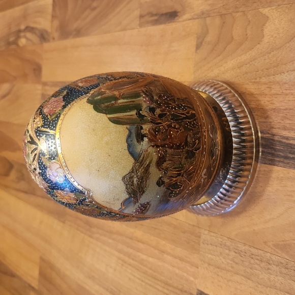 Satsuma Geisha Large Porcelain Egg with Golden Brass Platform Base - Picture 16 of 16